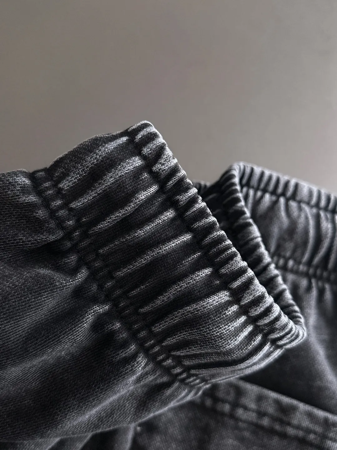 Next day shipment P360 Stone lsland/Stone Island Exclusively launches 25ss autumn and winter new high-quality trousers. Compare real-life details at will. Craftsmanship that ordinary small workshops cannot copy. Top-level ZP development. Unique imported fabric feel. Purely imported German machine production. Precision operation. Ten thousand needle density. A pair of trousers with rich details. You can see the development strength. A full set of new accessories are customized simultaneously. Simple yet elegant. Soft, delicate and comfortable. The upper body is versatile and fashionable. A perfect choice for autumn and winter. A must-have item. Loose fit. Please refer to the size chart when placing an order: S to XXL (or state your height and weight when placing an order)